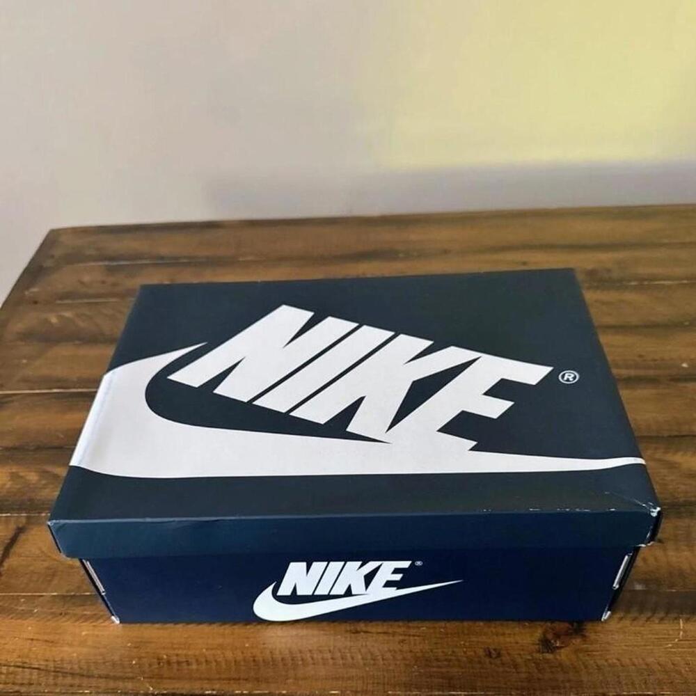 Nike Air Jordan 1 Retro High OG midnight navy trainers. Size US 6.5